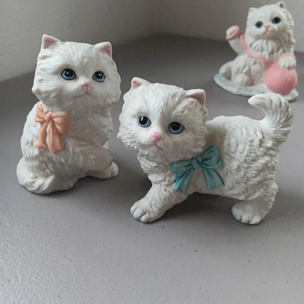 6‎ White Porcelain Ceramic Kitty Cat with Heart & Flower Neck Bow Vintage MCM
